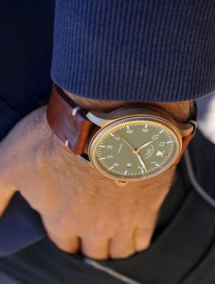 Mühle Glashütte Terrasport IV Bronze Khaki Edition Automatik 42mm grünes Zifferblatt braunes Lederband – Herrenuhren Uhr mit Datum aus Bronze und Edelstahl. Das Gehäuse ist rund und roségold. Das Lederarmband ist braun. Das Zifferblatt ist arabisch und grün. – Ansicht 3