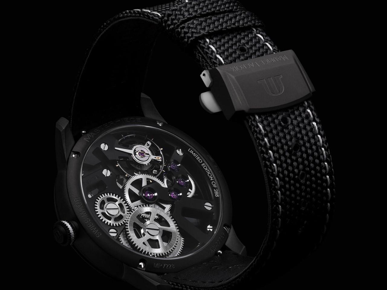 Maurice Lacroix Masterpiece Skeleton Label Noir Handaufzug Edelstahl Schwarz-DLC 43mm schwarzes Zifferblatt schwarzes Textilband – Herrenuhren Uhr ohne Datum aus DLC beschichtet, Edelstahl und PVD beschichtet. Das Gehäuse ist rund und schwarz. Das Textilarmband ist schwarz. Das Zifferblatt ist skelettiert und schwarz. – Ansicht 5