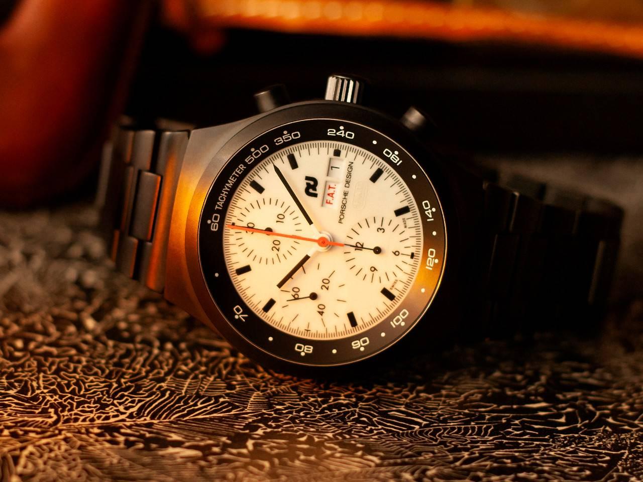 Porsche Design Chronograph 1 - F.A.T. 2025 Edition – Herrenuhren Chronograph aus Titan und Titancarbid beschichtet. Das Gehäuse ist rund und schwarz. Das Titanarmband ist schwarz. Das Zifferblatt ist ein Index in weiß. – Ansicht 13
