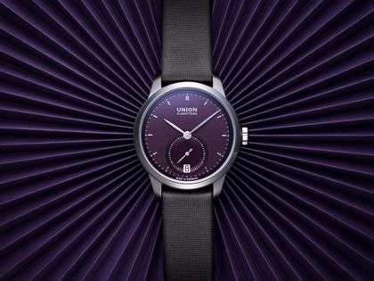 Union Glashütte 1893 Johannes Dürrstein Edition Kleine Sekunde Automatik Edelstahl 34mm violettes Zifferblatt graues Lederband – Damenuhren Uhr mit Datum aus Edelstahl und Leder. Das Gehäuse ist rund und silber. Das Lederarmband ist grau. Das Zifferblatt ist ein Index in lila. – Ansicht 4