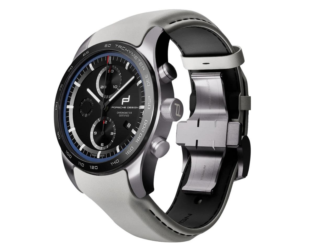 Porsche Design Custom Built Timepieces Watchmakers Choice "LuganoBlau" Chronograph Automatik Titan 42mm schwarzes Zifferblatt graues Lederband – Herrenuhren Chronograph aus Edelstahl, Leder und Titan. Das Gehäuse ist rund und grau. Das Lederarmband ist grau. Das Zifferblatt ist ein Index in schwarz. – Ansicht 2