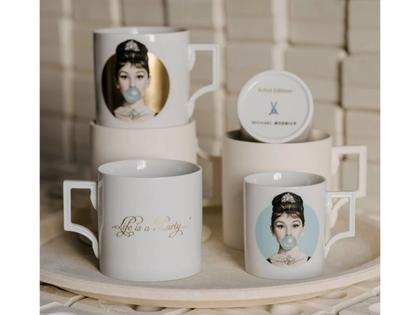 Meissen MUG Collection Big Mug Henkelbecher X Michael Moebius "Legends blowing Bubbles" Audrey Hepburn Blau – Porzellanwaren Tafelporzellan in weiß und aus Porzellan. – Ansicht 3