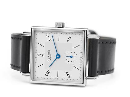 Nomos Glashütte Tetra 27 Handaufzug Edelstahl 27mm weißes Zifferblatt schwarzes Lederband – Damenuhren Uhr ohne Datum aus Edelstahl. Das Gehäuse ist quadratisch und silber. Das Lederarmband ist schwarz. Das Zifferblatt ist arabisch Index und silber. – Ansicht 3