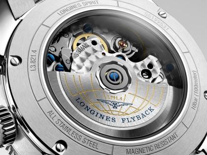 Longines Spirit Flyback Chronograph Automatik Edelstahl 42mm schwarzes Zifferblatt braunes Lederband – Herrenuhren Chronograph aus Edelstahl und Keramik. Das Gehäuse ist rund und silber. Das Lederarmband ist braun. Das Zifferblatt ist arabisch Index und schwarz. – Ansicht 3