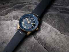 Rado Captain Cook Bronze blau Lederband – Herrenuhren Uhr mit Datum aus Bronze und Keramik. Das Gehäuse ist rund und roségold. Das Lederarmband ist blau. Das Zifferblatt ist ein Index in blau. – Ansicht 3