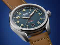 Alpina Startimer Pilot Automatik Edelstahl 40mm blaues Zifferblatt braunes Lederband – Herrenuhren Uhr mit Datum aus Edelstahl und Leder. Das Gehäuse ist rund und silber. Das Lederarmband ist braun. Das Zifferblatt ist arabisch Index und blau. – Ansicht 5