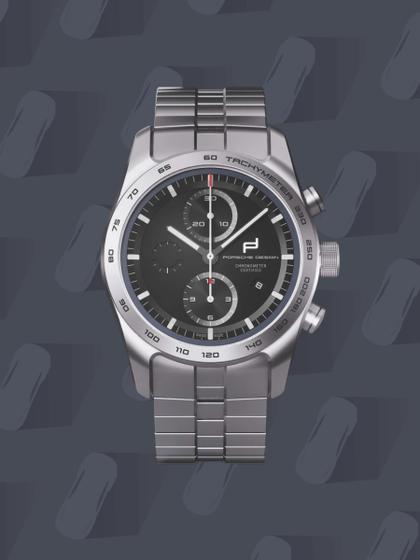 Porsche Design Custom Built Timepieces Watchmakers Choice "DarkNightBlue" Chronograph Automatik Titan 42mm schwarzes Zifferblatt Metallband – Herrenuhren Chronograph aus Edelstahl und Titan. Das Gehäuse ist rund und grau. Das Titanarmband ist grau. Das Zifferblatt ist ein Index in schwarz. – Ansicht 5