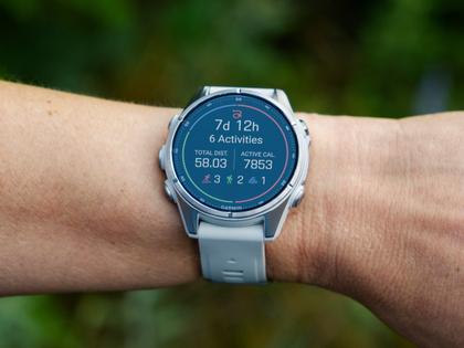 Garmin Fenix 9 faserverstärktes Polymer 43mm digitales Display graues Silikonband – Herrenuhren Uhr Multifunktion aus Kautschuk, Kunststoff und Titan. Das Gehäuse ist rund und grau. Das Kautschuk / Kunststoff / Silikon Armband ist grau. Das Zifferblatt ist digital und schwarz. – Ansicht 8