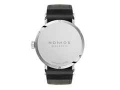 Nomos Glashütte Tangomat Automatik Edelstahl 38mm weißes Zifferblatt schwarzes Lederband Stahlboden – Herrenuhren Uhr ohne Datum aus Edelstahl und Leder. Das Gehäuse ist rund und silber. Das Lederarmband ist schwarz. Das Zifferblatt ist arabisch Index und weiß. – Ansicht 4