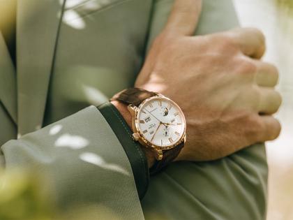 Glashütte Original Senator Excellence Ewiger Kalender Automatik Rotgold 42mm silbernes Zifferblatt braunes Lederband – Herrenuhren Uhr mit Kalender aus 750 Rotgold. Das Gehäuse ist rund und roségold. Das Lederarmband Kroko / Alligator ist braun. Das Zifferblatt ist römisch und silber. – Ansicht 5