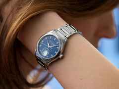 Glashütte Original Lady Serenade Luna Automatik Edelstahl 32,5mm blaues Zifferblatt Metallband – Damenuhren Uhr ohne Datum aus Edelstahl. Das Gehäuse ist rund und silber. Das Edelstahlarmband ist silber. Das Zifferblatt ist ein Index in blau. – Ansicht 3