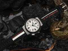 Mühle Glashütte S.A.R. Rescue-Timer LUMEN Automatik 42mm beiges Zifferblatt schwarzes Canvasband – Herrenuhren Uhr mit Datum aus Edelstahl und Kautschuk. Das Gehäuse ist rund und silber. Das Textilarmband ist schwarz. Das Zifferblatt ist ein Index in beige. – Ansicht 3