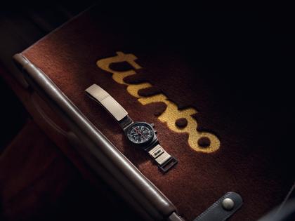 Porsche Design Chronograph 1 - 50 Jahre 911 Turbo Edition Automatik Titan 40mm schwarzes Zifferblatt Metallband und Textilband limitiert – Herrenuhren Chronograph aus Titan und Titancarbid beschichtet. Das Gehäuse ist rund und schwarz. Das Titanarmband ist schwarz. Das Zifferblatt ist arabisch Index und schwarz. – Ansicht 10