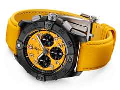 Breitling Avenger B01 Chronograph 44 Night Mission Automatik Keramik gelbes Zifferblatt gelbes Lederband – Herrenuhren Chronograph aus Keramik, Leder und Titan. Das Gehäuse ist rund und schwarz. Das Lederarmband ist gelb. Das Zifferblatt ist ein Index in gelb. – Ansicht 3