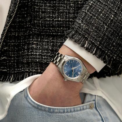 Hamilton Jazzmaster Performer Auto Edelstahl 34mm blaues Zifferblatt Metallband – Damenuhren Uhr ohne Datum aus Edelstahl. Das Gehäuse ist rund und silber. Das Edelstahlarmband ist silber. Das Zifferblatt ist ein Index in blau. – Ansicht 4
