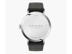 Nomos Glashütte Tangente 39 neomatik Blaugold Automatik Edelstahl 39mm blaues Zifferblatt schwarzes Lederband Stahlboden – Herrenuhren Uhr ohne Datum aus Edelstahl. Das Gehäuse ist rund und silber. Das Lederarmband ist schwarz. Das Zifferblatt ist arabisch Index und blau. – Ansicht 5
