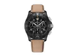Breitling Avenger B01 Chronograph 42 Automatik Keramik schwarzes Zifferblatt braunes Lederband – Herrenuhren Chronograph aus Carbon, Edelstahl, Keramik und Titan. Das Gehäuse ist rund und schwarz. Das Lederarmband ist braun. Das Zifferblatt ist arabisch Index und schwarz.