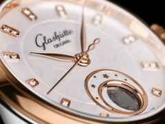 Glashütte Original Lady Serenade Luna Automatik Edelstahl 32,5mm weißes Zifferblatt pinkes Lederband – Damenuhren Uhr ohne Datum aus 750 Rotgold, Edelstahl und Leder. Das Gehäuse ist rund und silber. Das Lederarmband Kroko / Alligator ist rosa. Das Zifferblatt ist ein Index in weiß. – Ansicht 4
