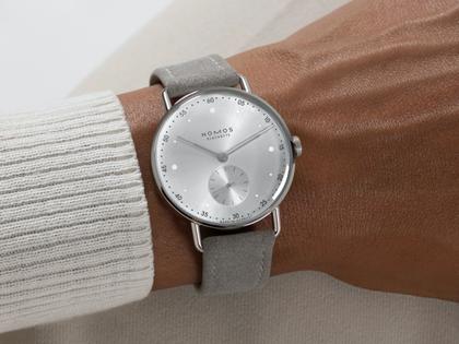 Nomos Glashütte Metro 33 All Silver Handaufzug Edelstahl 33mm silbernes Zifferblatt graues Lederband Glasboden – Damenuhren Uhr ohne Datum aus Edelstahl und Leder. Das Gehäuse ist rund und silber. Das Lederarmband ist grau. Das Zifferblatt ist ein Index in silber. – Ansicht 4