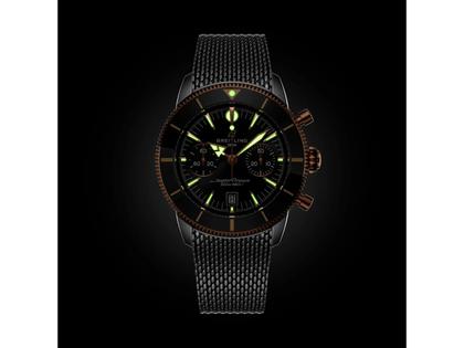 Breitling Superocean Heritage B01 Chronograph Automatik Edelstahl 42mm schwarzes Zifferblatt Metallband – Herrenuhren Chronograph aus 750 Rotgold, Edelstahl und Keramik. Das Gehäuse ist rund und silber. Das Edelstahlarmband ist silber. Das Zifferblatt ist ein Index in schwarz. – Ansicht 5