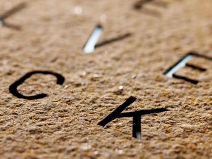 Qlocktwo Earth 45 Creator's Edition Desert mit weiß lackiertem Holz – Großuhren Wanduhr aus Sonstiges. Das Gehäuse ist quadratisch und weiß. Das Zifferblatt ist digital und beige. – Ansicht 2