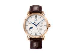 Glashütte Original Senator Excellence Ewiger Kalender Automatik Rotgold 42mm silberfarbenes Zifferblatt braunes Lederband – Herrenuhren Uhr mit Kalender aus 750 Rotgold. Das Gehäuse ist rund und roségold. Das Lederarmband Kroko / Alligator ist braun. Das Zifferblatt ist römisch Index und weiß.