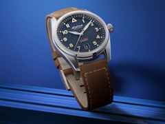 Alpina Startimer Pilot Automatik Edelstahl 40mm blaues Zifferblatt braunes Lederband – Herrenuhren Uhr mit Datum aus Edelstahl und Leder. Das Gehäuse ist rund und silber. Das Lederarmband ist braun. Das Zifferblatt ist arabisch Index und blau. – Ansicht 6