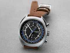 Oris Chronoris Chronograph Williams 40th Anniversary Limited Edition – Herrenuhren Chronograph aus Edelstahl. Das Gehäuse ist tonneauform und silber. Das Lederarmband ist braun. Das Zifferblatt ist arabisch Index und schwarz. – Ansicht 2