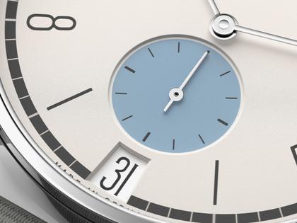 Nomos Glashütte Tangente 38 Datum "175 Years Watchmaking - Schneesturm" Handaufzug Edelstahl cremeweißes Zifferblatt graues Textilband Glasboden – Herrenuhren Uhr mit Datum aus Edelstahl. Das Gehäuse ist rund und silber. Das Textilarmband ist grau. Das Zifferblatt ist arabisch Index und beige. – Ansicht 6