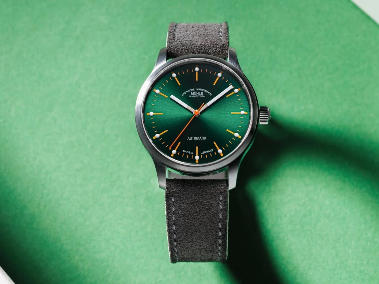Mühle Glashütte Panova Grün Automatik Edelstahl 40mm anthrazitfarbenes Lederband – Herrenuhren Uhr ohne Datum aus Edelstahl und Leder. Das Gehäuse ist rund und silber. Das Lederarmband ist grau. Das Zifferblatt ist ein Index in grün. – Ansicht 2