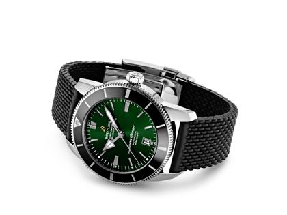 Breitling Superocean Heritage B20 Automatic 46 Edelstahl grünes Zifferblatt schwarzes Kautschukband – Herrenuhren Uhr mit Datum aus Edelstahl, Kautschuk und Keramik. Das Gehäuse ist rund und silber. Das Kautschuk / Kunststoff / Silikon Armband ist schwarz. Das Zifferblatt ist ein Index in grün. – Ansicht 3