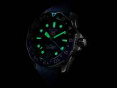 TAG Heuer Aquaracer Professional 300 GMT Automatik Edelstahl 42mm blaues Zifferblatt blaues Kautschukband – Herrenuhren Uhr mit Datum aus Edelstahl und Keramik. Das Gehäuse ist rund und silber. Das Kautschuk / Kunststoff / Silikon Armband ist blau. Das Zifferblatt ist ein Index in blau. – Ansicht 6