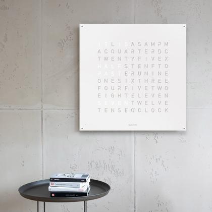 Qlocktwo Earth 90 White Pepper mit weiß lackiertem Holz – Großuhren Wanduhr aus Edelstahl. Das Zifferblatt ist digital und weiß. – Ansicht 2