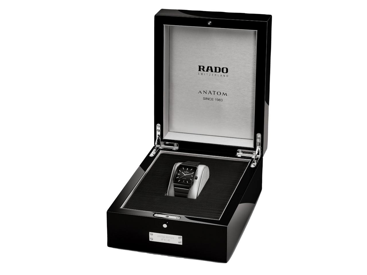 Rado Anatom 40th Anniversary Automatik Keramik 32,5mm schwarzes Zifferblatt schwarzes Kautschukband limitiert – Damenuhren Uhr mit Datum aus Edelstahl, Kautschuk und Keramik. Das Gehäuse ist rechteckig und schwarz. Das Kautschuk / Kunststoff / Silikon Armband ist schwarz. Das Zifferblatt ist ein Index in schwarz. – Ansicht 6
