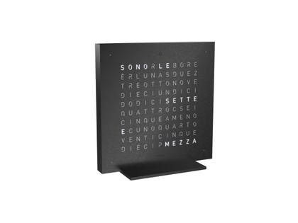 Qlocktwo Earth 13.5 Metal Collection Deep Black mit schwarzem Aluminiumgehäuse italienisch – Großuhren Tischuhr aus Aluminium. Das Gehäuse ist quadratisch und schwarz. Das Zifferblatt ist digital und schwarz.
