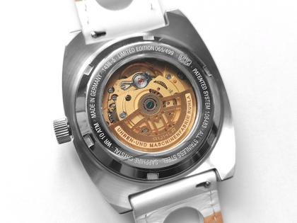UMF Ruhla Scheibenuhr Automatik mit springender Stunde Edelstahl 41mm  Final Edition oranges Zifferblatt weißes Lederband limitiert – Herrenuhren Uhr ohne Datum aus Edelstahl und Leder. Das Gehäuse ist tonneauform und silber. Das Lederarmband ist rot. Das Zifferblatt ist digital und rot. – Ansicht 4