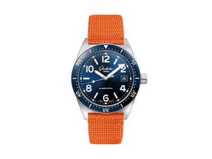 Glashütte Original SeaQ Automatik Edelstahl 40mm blaues Zifferblatt oranges Textilband – Herrenuhren Uhr mit Datum aus Edelstahl und Keramik. Das Gehäuse ist rund und silber. Das Textilarmband ist orange. Das Zifferblatt ist arabisch Index und blau.