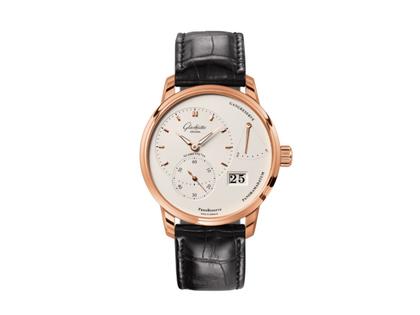 Glashütte Original PanoReserve Handaufzug Rotgold 40mm silbernes Zifferblatt schwarzes Lederband Dornschließe – Herrenuhren Uhr mit Datum aus 750 Rotgold. Das Gehäuse ist rund und roségold. Das Lederarmband Kroko / Alligator ist schwarz. Das Zifferblatt ist ein Index in silber.
