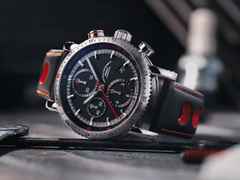 Mühle Glashütte Teutonia Sport I Chronograph Automatik Edelstahl 42mm schwarzes Zifferblatt schwarzes Lederband – Herrenuhren Chronograph aus Edelstahl, Kautschuk und Leder. Das Gehäuse ist rund und silber. Das Lederarmband ist schwarz. Das Zifferblatt ist ein Index in schwarz. – Ansicht 3