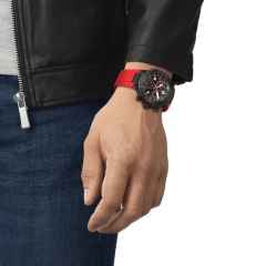 Tissot T-Race MotoGP                 2023 Chronograph Limited Edition  Quarz – Herrenuhren Chronograph aus Edelstahl und PVD beschichtet. Das Gehäuse ist rund und schwarz. Das Kautschuk / Kunststoff / Silikon Armband ist rot. Das Zifferblatt ist arabisch Index und schwarz. – Ansicht 5