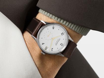 Nomos Glashütte Minimatik 39 Datum Handaufzug Edelstahl weißes Zifferblatt braunes Lederband – Herrenuhren Uhr mit Datum aus Edelstahl. Das Gehäuse ist rund und silber. Das Lederarmband ist braun. Das Zifferblatt ist arabisch Index und weiß. – Ansicht 5