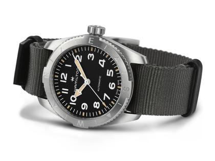 Hamilton Khaki Field Expedition Automatik Edelstahl 41mm schwarzes Zifferblatt graues Textilband – Herrenuhren Uhr ohne Datum aus Edelstahl. Das Gehäuse ist rund und silber. Das Textilarmband ist grau. Das Zifferblatt ist ein Index in schwarz. – Ansicht 2