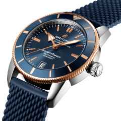 Breitling Superocean Heritage B20 Automatic 42 Edelstahl blaues Zifferblatt blaues Kautschukband – Herrenuhren Uhr mit Datum aus 750 Rotgold, Edelstahl und Keramik. Das Gehäuse ist rund und silber-roségold. Das Kautschuk / Kunststoff / Silikon Armband ist blau. Das Zifferblatt ist ein Index in blau. – Ansicht 2