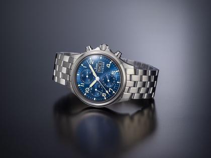 Sinn Spezialuhren 358 Sa Flieger B E Chronograph Automatik Edelstahl 42mm blaues Zifferblatt braunes Lederband – Herrenuhren Chronograph aus Edelstahl. Das Gehäuse ist rund und silber. Das Lederarmband ist braun. Das Zifferblatt ist arabisch Index und blau. – Ansicht 2
