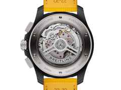 Breitling Avenger B01 Chronograph 44 Night Mission Automatik Keramik gelbes Zifferblatt gelbes Lederband – Herrenuhren Chronograph aus Keramik, Leder und Titan. Das Gehäuse ist rund und schwarz. Das Lederarmband ist gelb. Das Zifferblatt ist ein Index in gelb. – Ansicht 2