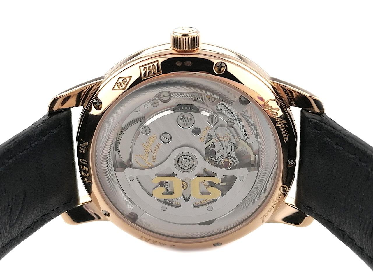 Glashütte Original Senator Automatik Rotgold 40mm silbernes Zifferblatt Lederband 1-39-59-01-05-04 Full Set mit Garantie Occasion – Herrenuhren Uhr ohne Datum aus 750 Rotgold. Das Gehäuse ist rund und rotgold. Das Lederarmband Kroko / Alligator ist schwarz. Das Zifferblatt ist römisch und silber. – Ansicht 2