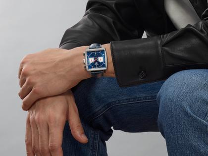 TAG Heuer Monaco Chronograph Automatik Edelstahl 39mm blaues Zifferblatt blaues Lederband – Herrenuhren Chronograph aus Edelstahl. Das Gehäuse ist rechteckig und silber. Das Lederarmband Kroko / Alligator ist blau. Das Zifferblatt ist ein Index in blau. – Ansicht 5