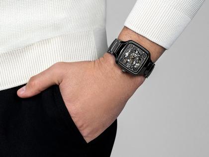 Rado True Square Automatik Skeleton Keramik schwarz 38mm Keramikband schwarz – Herrenuhren Uhr ohne Datum aus Keramik und Titan. Das Gehäuse ist quadratisch und schwarz. Das Keramikarmband ist schwarz. Das Zifferblatt ist skelettiert und schwarz. – Ansicht 6