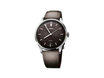 Herrenuhren Uhr mit Datum aus Edelstahl. Das Gehäuse ist rund und silber. Das Lederarmband ist braun. Das Zifferblatt ist ein Index in schwarz.