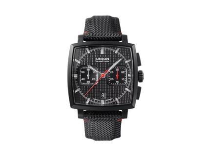 Herrenuhren Chronograph aus DLC beschichtet und Edelstahl. Das Gehäuse ist quadratisch und schwarz. Das Lederarmband ist schwarz. Das Zifferblatt ist ein Index in schwarz.